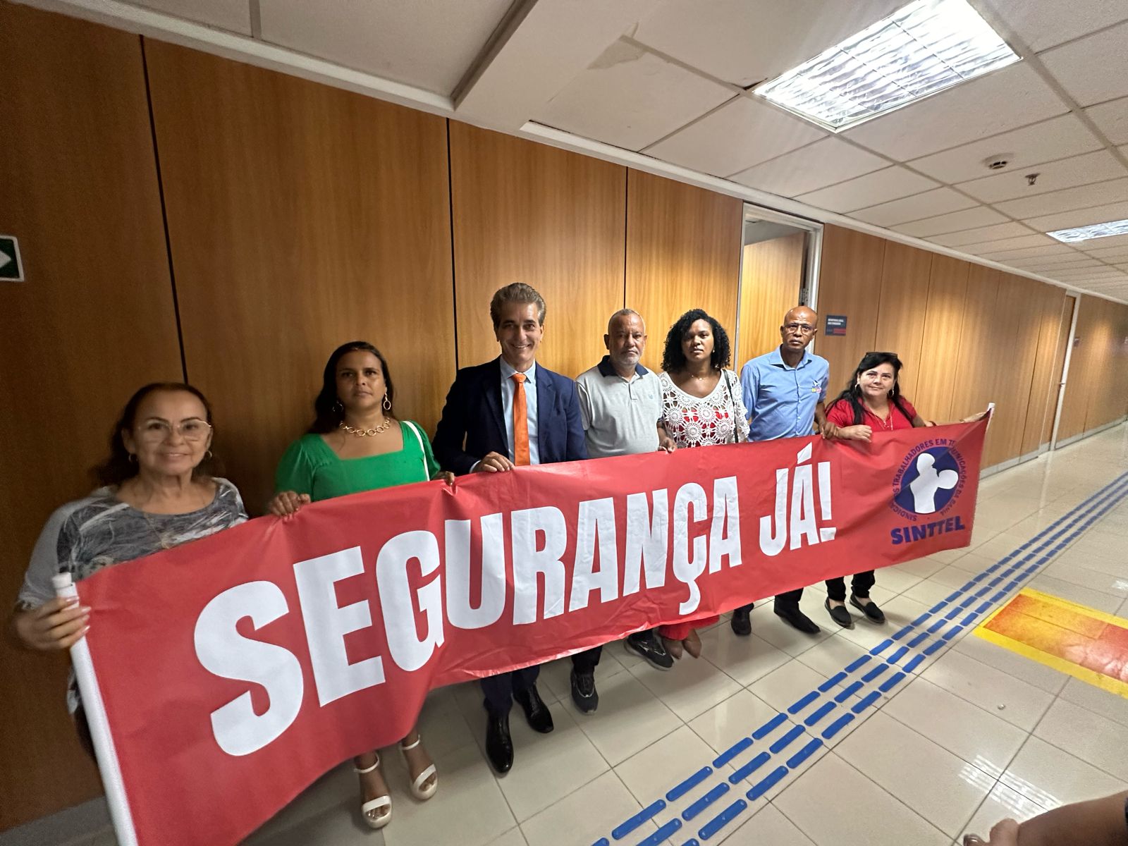 Sinttel Bahia cobra retorno de seguranÃ§as nas lojas da Coelba