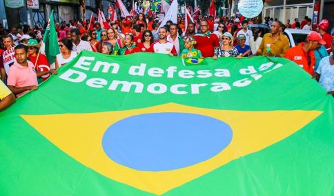 Em Salvador, trabalhadores e trabalhadoras manifestam posiÃ§Ã£o contrÃ¡ria ao Impeachment
