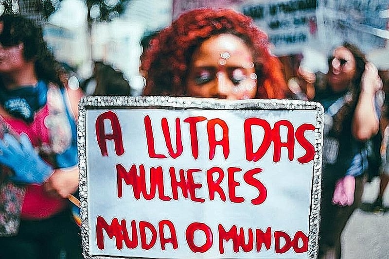 Mulheres vão às ruas em Salvador na luta contra feminicídio e fim da escala 6x1