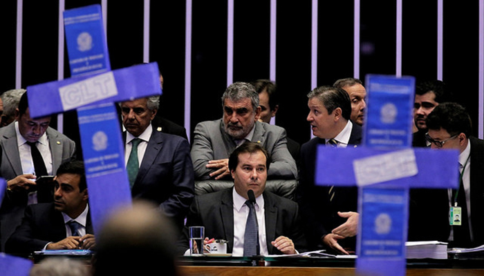 Aprovada na CÃ¢mara, reforma desmonta garantias trabalhistas