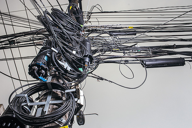 AgÃªncias reguladoras tentam resolver problemas gerados pela ocupaÃ§Ã£o descontrolada de postes